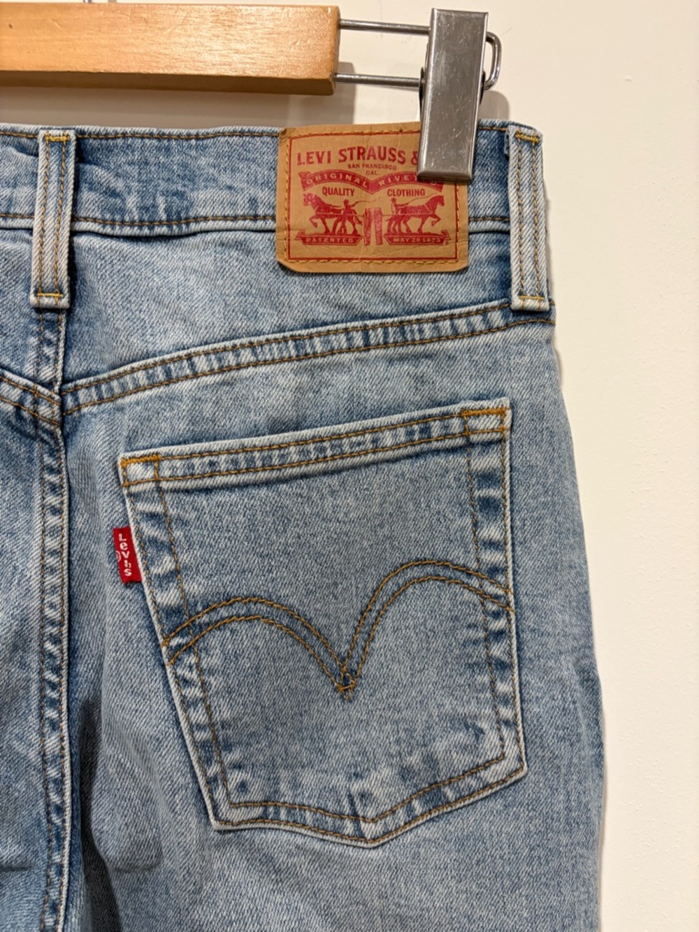 Levi's Light Wash Denim Jeans - Wedgie Straight
